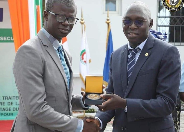 En l’absence du Colonel-Major GUELPETCHIN OUATTARA, Directeur de la DITT, Lieutenant-Colonel ALY SAMASSI, Sous-Directeur de l’Informatique de la DITT, a reçu cette importante distinction mondialement reconnue.
