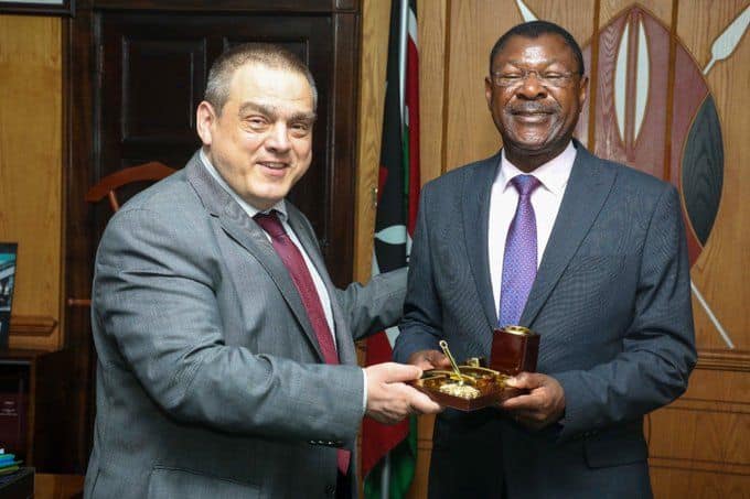 L'ambassadeur de Roumanie au Kenya, Dragos Viorel Tigau, aux côtés du président de l'Assemblée nationale du Kenya, Moses Francis Masika Wetang'ula