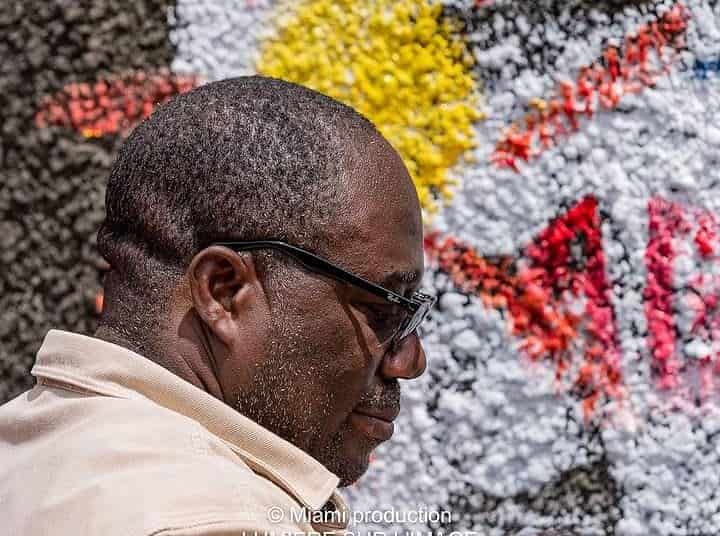 Jacobleu avec son pinceau en main