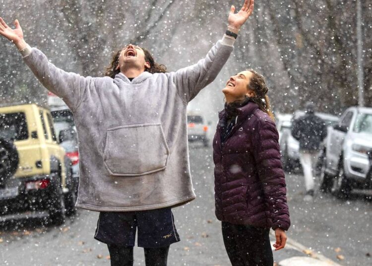 Des habitants de Johannesburg sous la neige