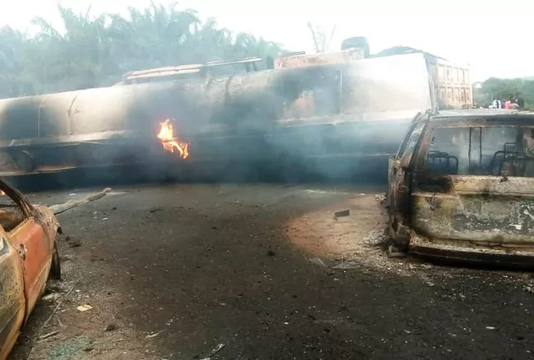 un camion-citerne incendié