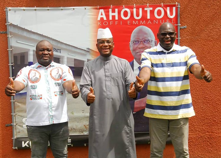 De la gauche vers la droite
Le secrétaire départemental du RHDP de Sakassou, Yves Toto; Le directeur de campagne politique des candidats du RHDP aux prochaines élections municipales et régionales dans le Gbêkê, Sidi Tiémoko Touré; Le candidat RHDP aux élections municipales à Sakassou, Ahoutou Koffi Emmanuel (DR)