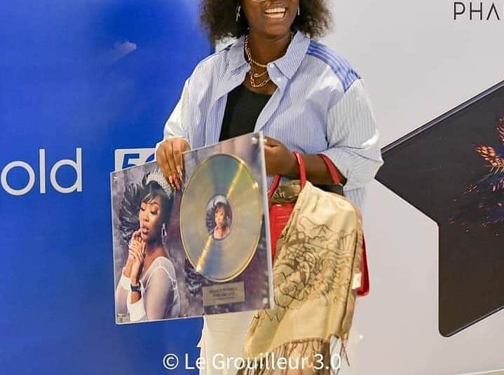 Roseline Layo présente son disque d'or au public
