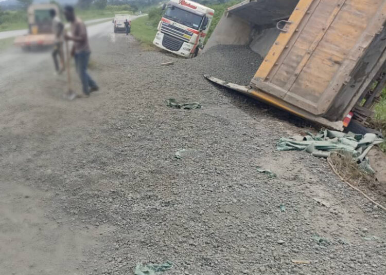 un camion déverse sa cargaison
