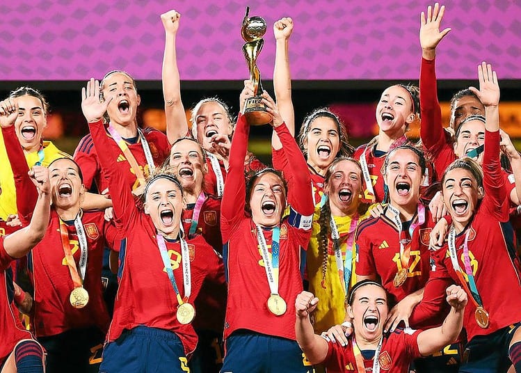 La joie des Espagnoles lors de la remise de la Coupe du monde féminine. (Photo Franck Fife /AFP)