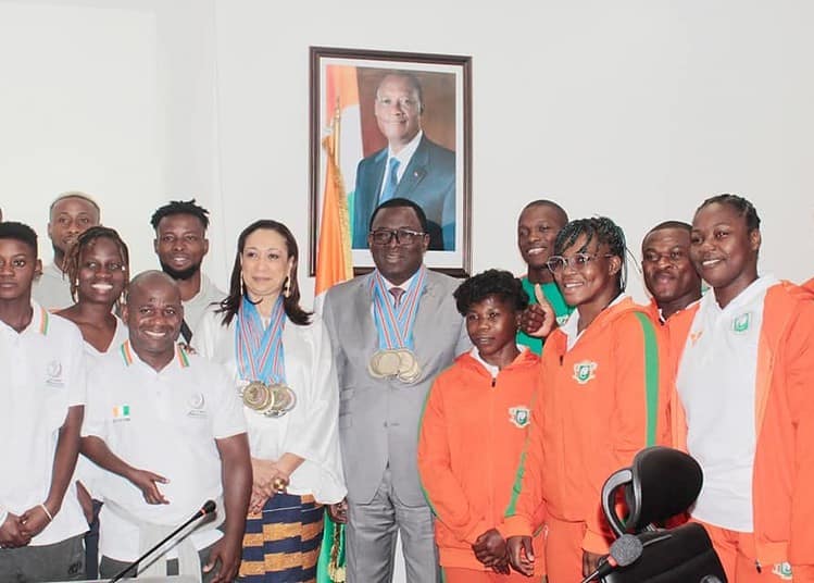 Françoise Remarck et Paulin Claude Danho au centre avec les 15 médaillés des 9è jeux de la francophonie. (DR)
