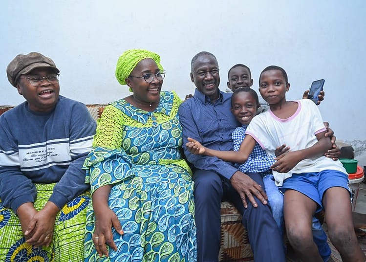 Adama Boctogo aux côtés des familles de Yopougon (DR)