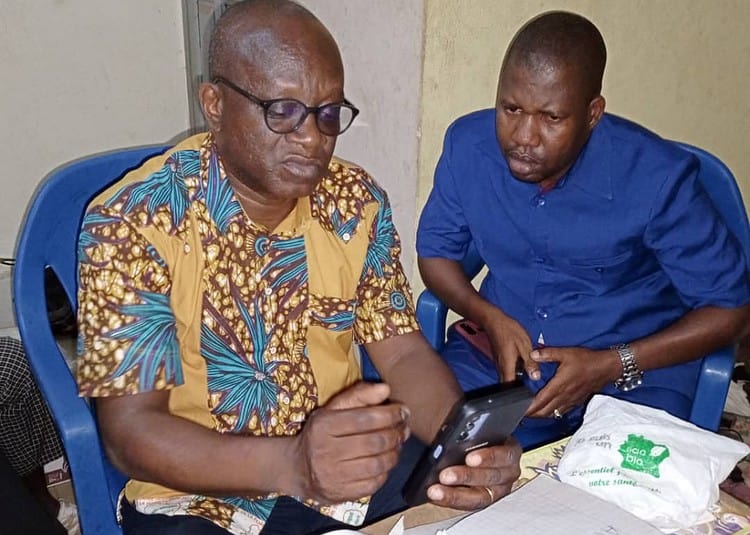 De la gauche vers la droite
Le président de la Fecobpci, Barry Hyoussouf  et son secrétaire général, Boubacar Diallo en bleu. (DR)