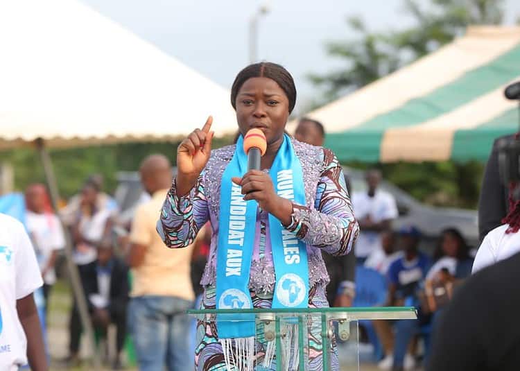 Fleur Aké M'bo Esther invitant les populations d'Agboville à oser le changement. (DR)