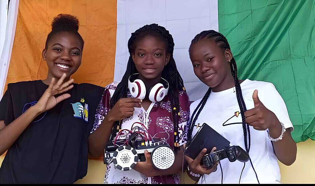 Jeunes filles roboticiennes ivoiriennes membre de IvoiRobotics