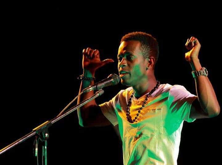Kon'G au spectacle Babi Slam 2020 au Goethe-Institut de Cocody. (DR)