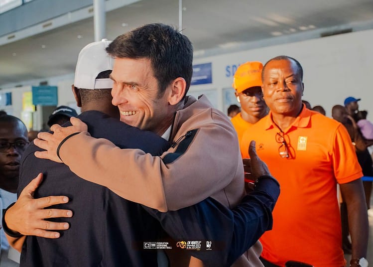 Le président de la FIBB, Mahama Coulibaly en casquette blanche, félicite le coach des éléphants basketteurs, Dejan Prokic (DR)