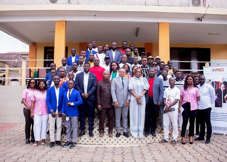 Joël Nianzou (au centre en costume bleu) et les professionnels de l'information numérique et de la création de contenus web et les autorités de la ville de San-Pédro. (DR)