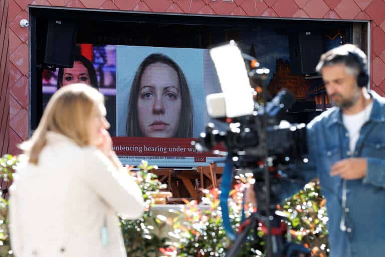 Un écran diffusant le portrait de l'infirmière près du tribunal de Manchester, le 21 août 2023. (Phil Noble/REUTERS)