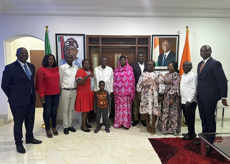 Photo de famille en compagnie de l'Ambassadeur et son épouse au centre. (DR)