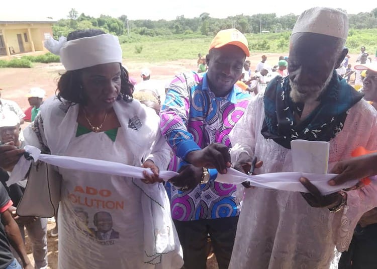 Le maire Moussa Traoré Koudougou coupe le ruban du foyer des jeunes. (DR)