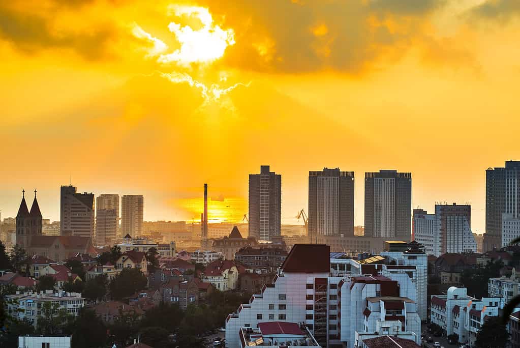 Une ville illuminé par le soleil / Image by onlyyouqj on Freepik