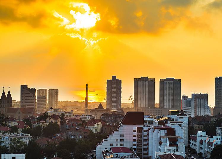 Une ville illuminé par le soleil / Image by onlyyouqj on Freepik