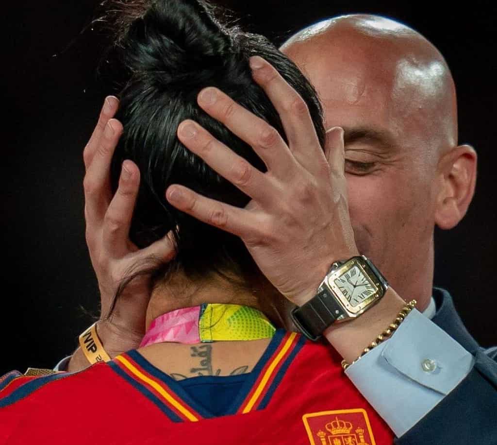 Le président de la Fédération espagnole de football embrassant de force la joueuse, Jenni Hermoso, le 20 août 2023. (NOE LLAMAS / MAXPPP)