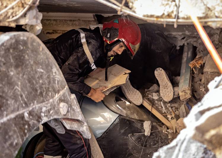 Des sauveteurs cherchent des survivants sous les décombres d'une maison effondrée à Moulay Brahim, dans la province d'Al Haouz, le 9 septembre 2023, après un tremblement de terre. (Photo by FADEL SENNA / AFP)