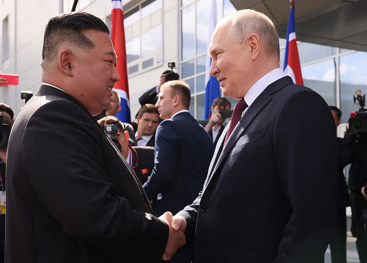Le président russe Vladimir Poutine (à droite) serre la main du dirigeant nord-coréen Kim Jong Un (à gauche) lors de leur rencontre au cosmodrome de Vostochny dans la région de l'Amour le 13 septembre 2023.
Photo by Mikhail METZEL / POOL / AFP