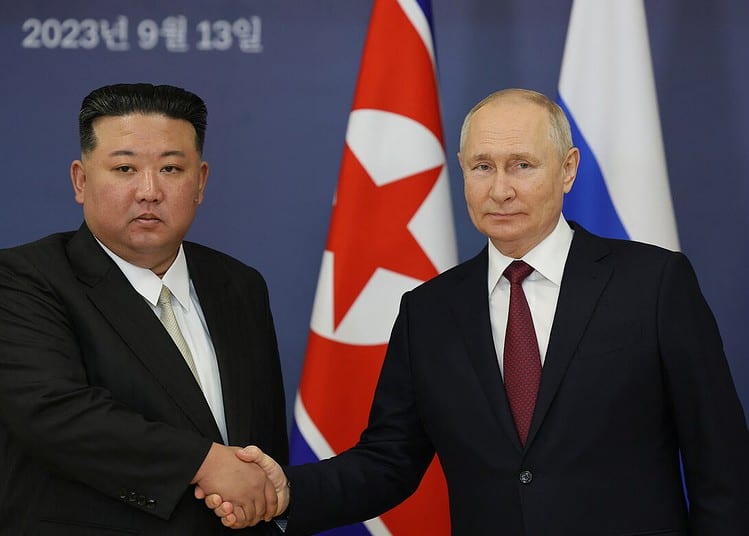 Le président russe Vladimir Poutine (à droite) et le dirigeant nord-coréen Kim Jong Un (à gauche) se serrant la main lors de leur rencontre au cosmodrome de Vostochny, dans la région de l'Amour, le 13 septembre 2023. (Photo de Vladimir SMIRNOV / POOL / AFP)