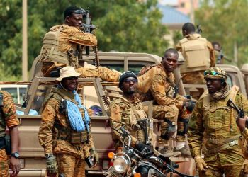 Le Burkina Faso a interrompu la diffusion du magazine « Jeune Afrique » suite à la publication d’articles abordant des conflits au sein de l’armée