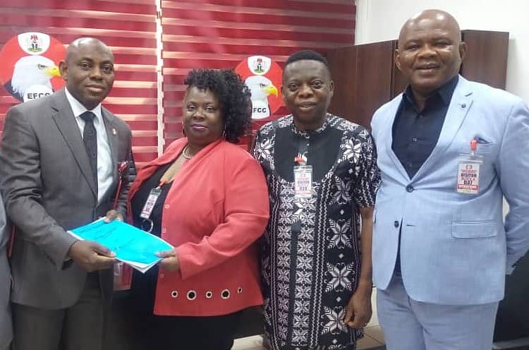 Cheryldene Cook, recevant les biens récupérés auprès du cyber-arnaqueur