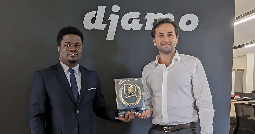 Régis Bamba et Hassan Bourgi, co-fondateurs de Djamo, posant avec leur prix d'excellence Alassane Ouattara