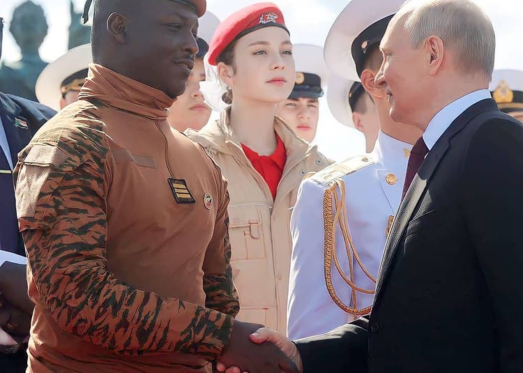 Le président de la Transition burkinabè, Ibrahim Traoré et le président Russe, Vladimir Poutine, lors du sommet Russie-Afrique