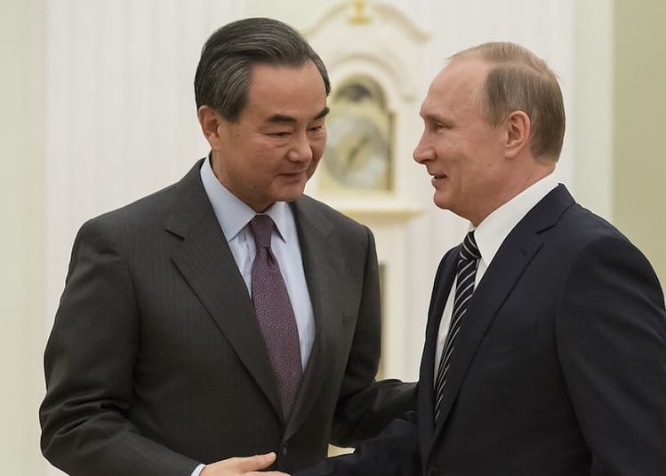 WANG YI, ministre des affaires étrangères chinois et le président Russe VLADIMIR POUTINE