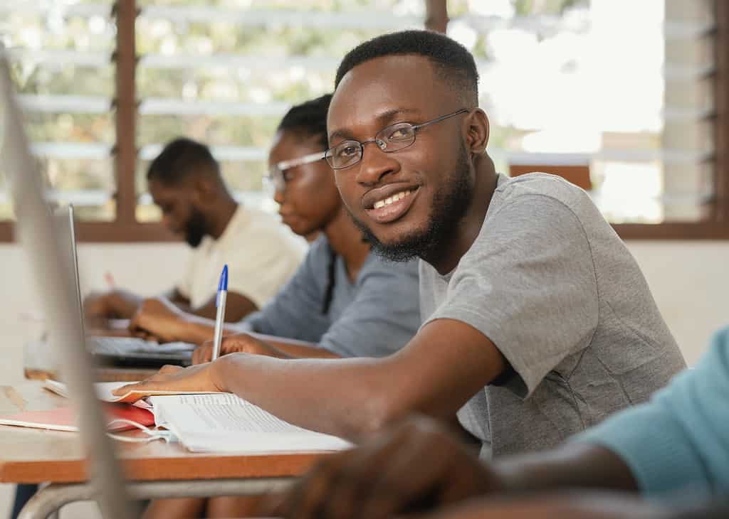 Un étudiant en salle de classe / Image by Freepik