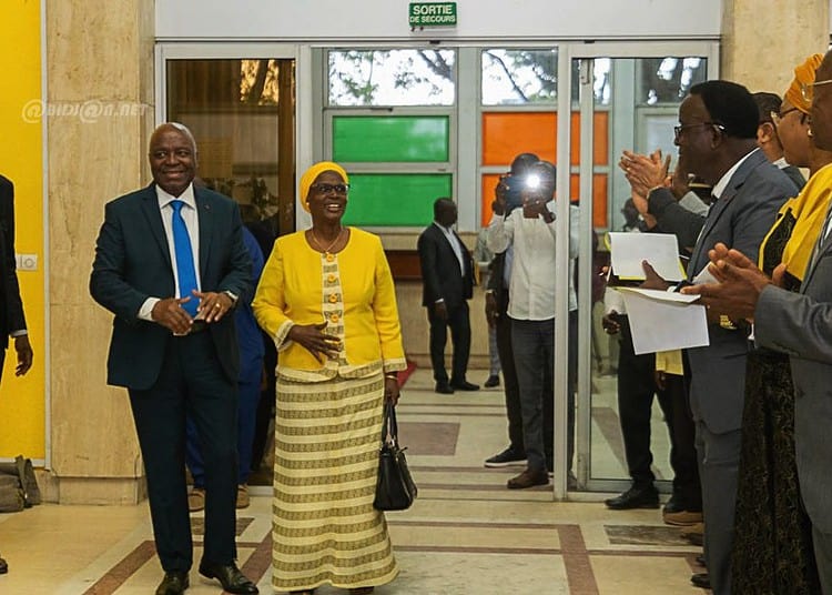 De la gauche vers la droite, N’dohi Yapi Raymond et Coulibaly Maman épse Ouattara applaudis par les militants du RHDP. (DR)