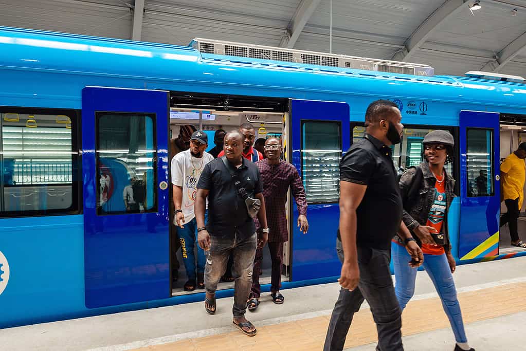 Des passagers descendent du métro de la ligne Bleue à Lagos le 4 septembre 2023. Photographe : Benson Ibeabuchi/Bloomberg