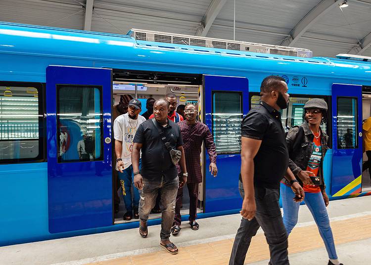 Des passagers descendent du métro de la ligne Bleue à Lagos le 4 septembre 2023. Photographe : Benson Ibeabuchi/Bloomberg