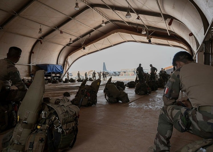 (FILES) French soldiers of the 2e Regiment Etranger de Parachutistes (2eREP - 2nd Foreign Parachute Regiment ) and Nigerien soldiers prepare for a mission on the French BAP air base, in Niamey, on May 14, 2023. - French troops will begin withdrawing from Niger "this week", Paris said on October 5, 2023, after a falling-out with the military in power since a July coup. (Photo by ALAIN JOCARD / AFP)