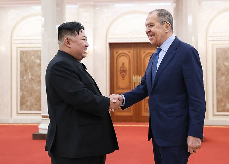 Le ministre russe des Affaires étrangères, Sergueï Lavrov et le leader nord-coréen Kim Jong Un à Pyongyang. (Photo : Handout / Ministère russe des Affaires étrangères / AFP)