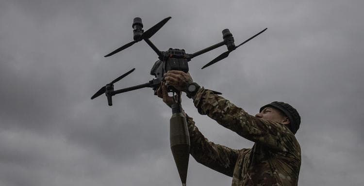 Andriy Skyba, 23 ans, opérateur de drone dans l’armée ukrainienne, à quelques kilomètres de la ligne de front, dans le Donbass, en Ukraine, le 13 avril 2023.