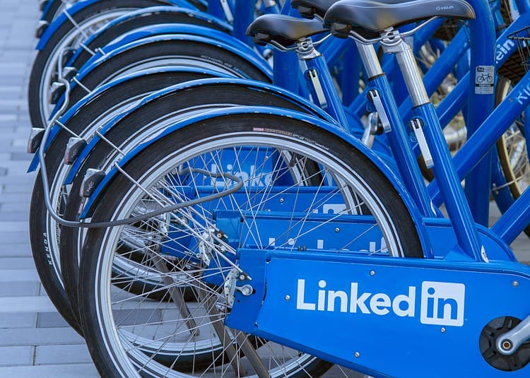 Des vélos de Linkedin dans un parking de Mountain View, California, USA (Photo: Greg bulla)