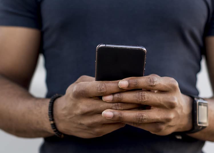 Un jeune homme tenant un smartphone