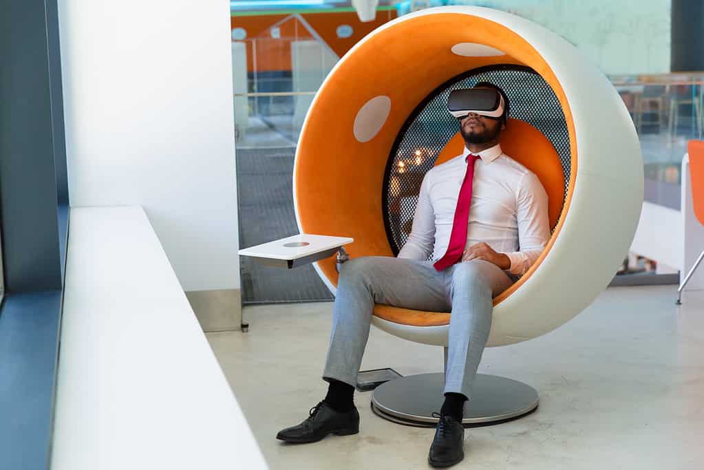 homme d'affaires paisible avec un casque VR profitant de la vidéo-virtuelle