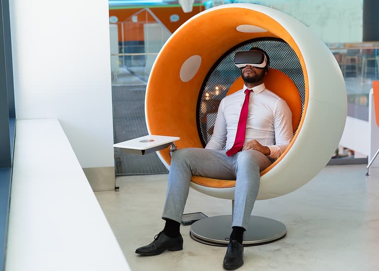 homme d'affaires paisible avec un casque VR profitant de la vidéo-virtuelle