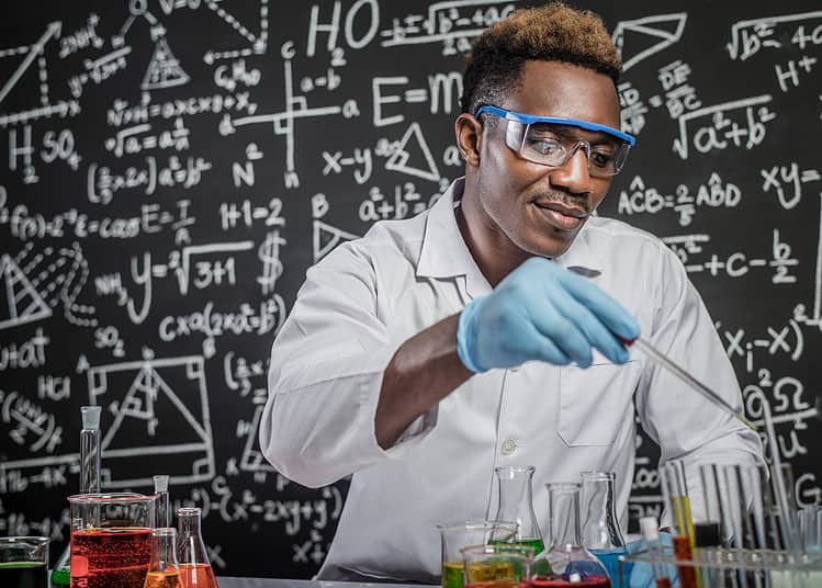 Un scientifique africain dans un laboratoire de chimie. (Image by Jcomp)