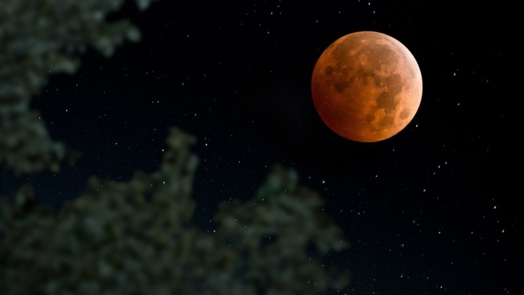 Une éclipse partielle de lune