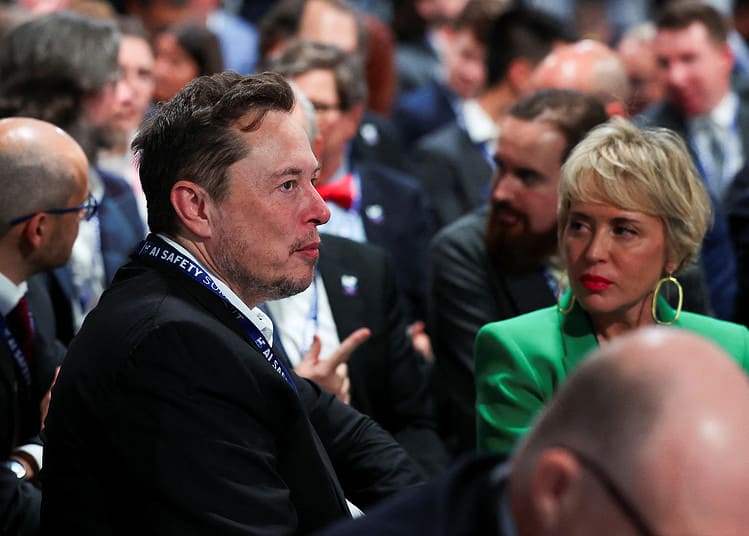 Elon Musk, PDG de SpaceX, X (anciennement Twitter) et Tesla, assiste au sommet britannique sur la sécurité de l'intelligence artificielle (IA) à Bletchley Park, dans le centre de l'Angleterre, le 1er novembre 2023. (Photo TOBY MELVILLE / POOL / AFP)
