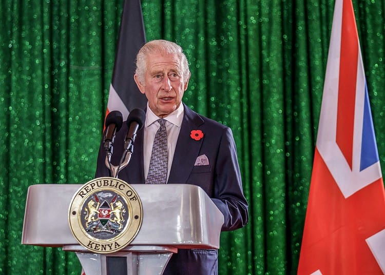 Le roi Charles III de Grande-Bretagne prononce son discours lors du banquet d'État organisé par le président kényan William Ruto. 31 octobre 2023. (Photo de Luis Tato / POOL / AFP)