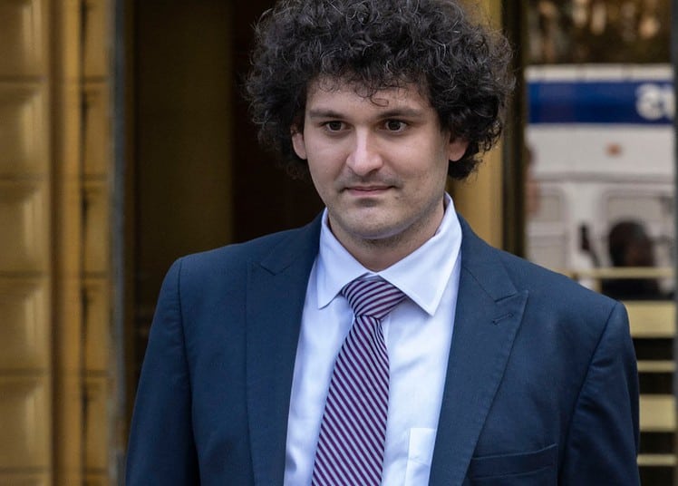 L'ancien patron de FTX, Sam Bankman-Fried, quitte le palais de justice fédéral. (Photo de ANGELA WEISS / AFP)