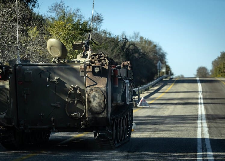 Un véhicule militaire israélien est photographié près de la ville de Safed dans le nord d'Israël le 7 novembre 2023. (Photo par FADEL SENNA / AFP)
