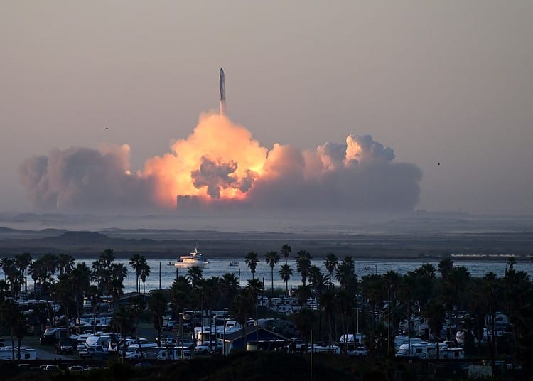 La fusée Starship de SpaceX décolle de Starbase lors de son deuxième vol d'essai à Boca Chica, Texas. (Photo by TIMOTHY A. CLARY / AFP)