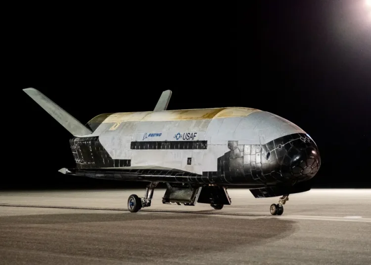L'avion spatial x-37b de l'U.S. space force est vu peu après son atterrissage au centre spatial kennedy de la nasa, le 12 novembre 2022, mettant fin à sa mission otv-6. (crédit image : Boeing/US Space Force)